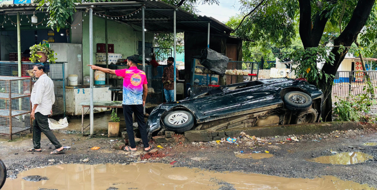 चार चाकी कार गेली नाल्यात