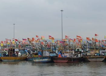 वादळात दोन मासेमारी बोटी भरकटल्या; 32 खलाशी बेपत्ता