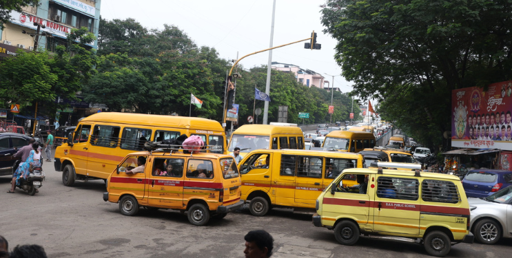 स्कूलबसमुळे वाहतूक कोंडी