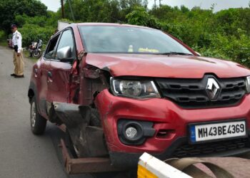 आरसीएफ कॉलनी गेटसमोर कारचा अपघात