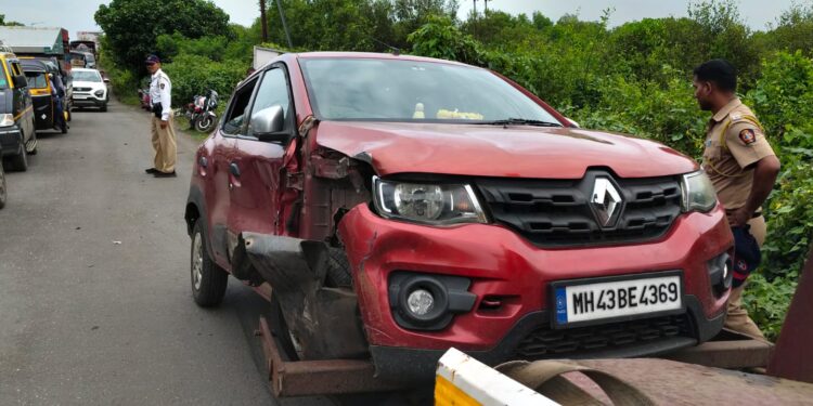 आरसीएफ कॉलनी गेटसमोर कारचा अपघात