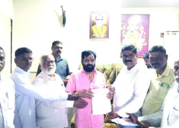 सापे-वामने रेल्वे स्टेशन समस्यांवर मंत्री गोगावलेंना निवेदन