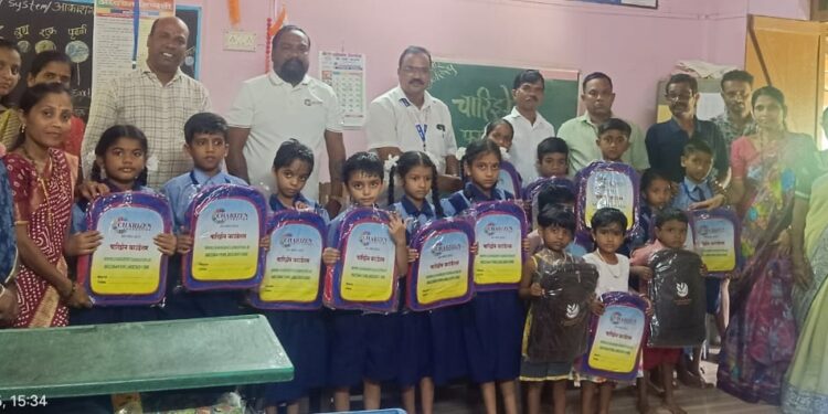 चारिझेन फाउंडेशनतर्फे दप्तरे वाटप