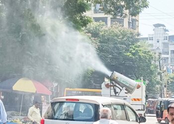 धूळ, उकाड्याने नागरिक त्रस्त