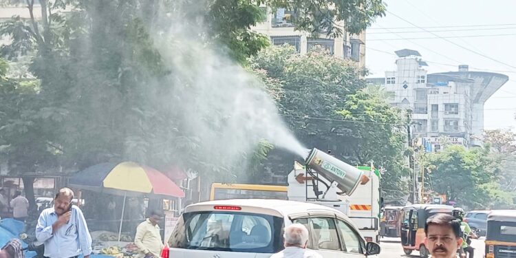 धूळ, उकाड्याने नागरिक त्रस्त