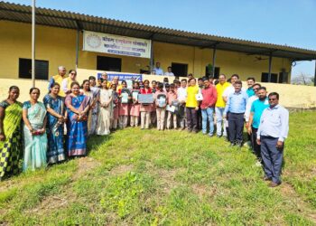 विद्यार्थ्यांना शैक्षणिक साहित्य, संगणक भेट