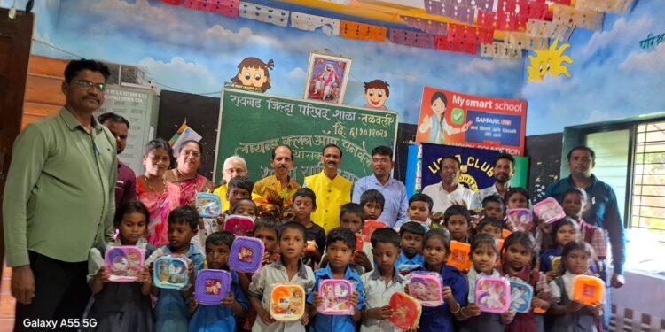 शालोपयोगी साहित्याचे वाटप