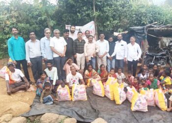 आदिवासी कुटुंबाला एक हात मदतीचा