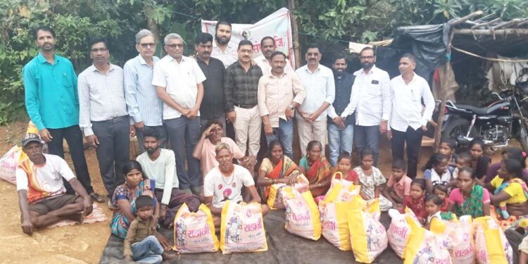 आदिवासी कुटुंबाला एक हात मदतीचा