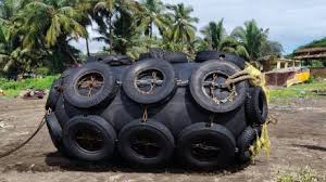 भरकटलेला बोया श्रीवर्धन समुद्रकिनारी