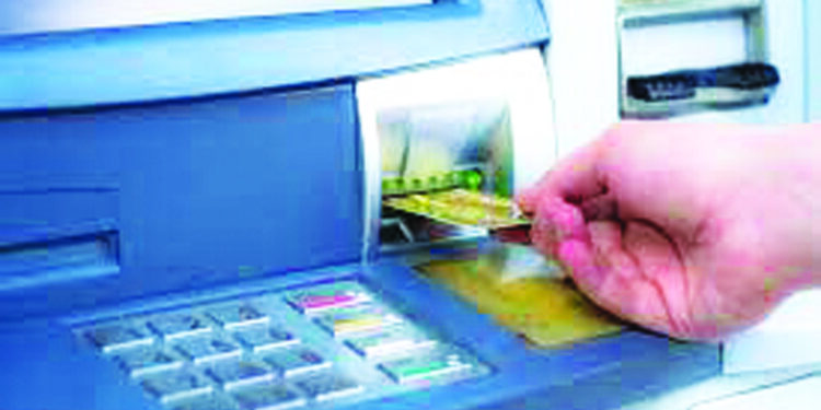 एटीएमद्वारे पैसे काढून देण्याच्या बहाण्याने फसवणूक