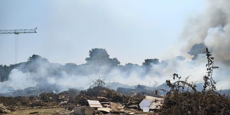 मानसरोवर जवळ कचऱ्याला आग