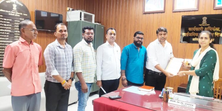 रस्त्यांच्या दुरवस्थेबाबत ठाकरे गट आक्रमक