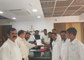 शेतकरी संघातर्फे जिल्हाधिकाऱ्यांना निवेदन