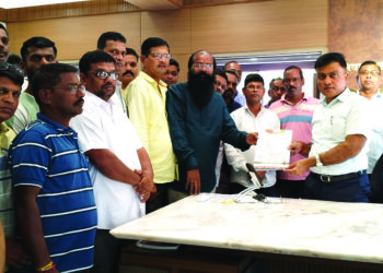 मिनीडोअर चालक मालक आक्रमक