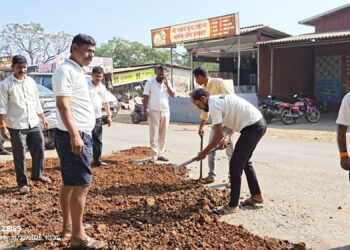 खड्डे भरण्यासाठी ग्रामस्थांचे श्रमदान