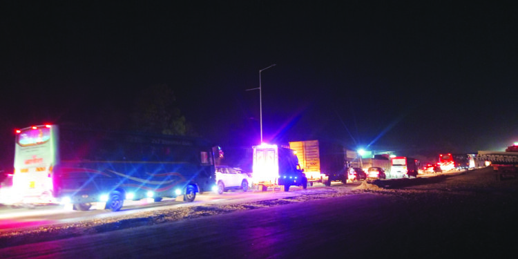 कोलाड-खांब मार्गावर प्रवाशांचा खोळंबा