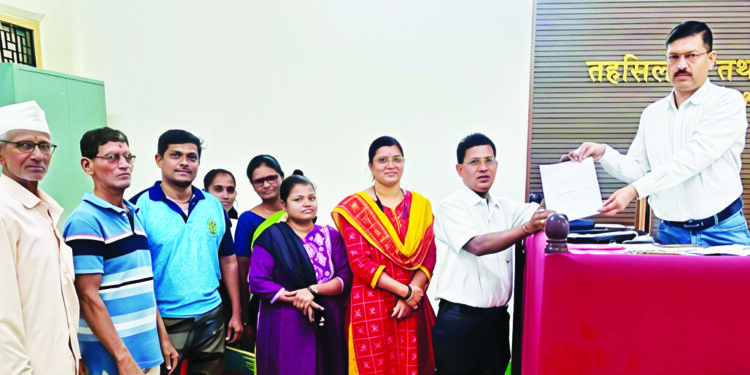 कुंभार समाज हॉलसाठी तहसीलदारांना निवेदन