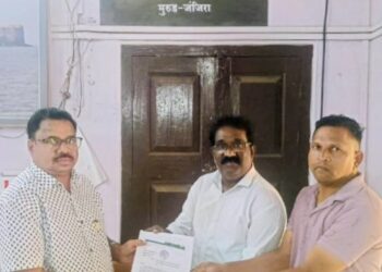 आधार सेवा पुर्ववत करण्याची मागणी