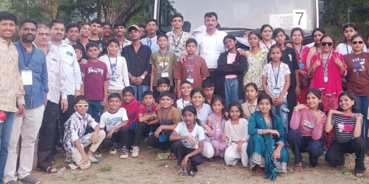 विद्यार्थ्यांनी जाणून घेतली शिवनेरी किल्ल्याची माहिती