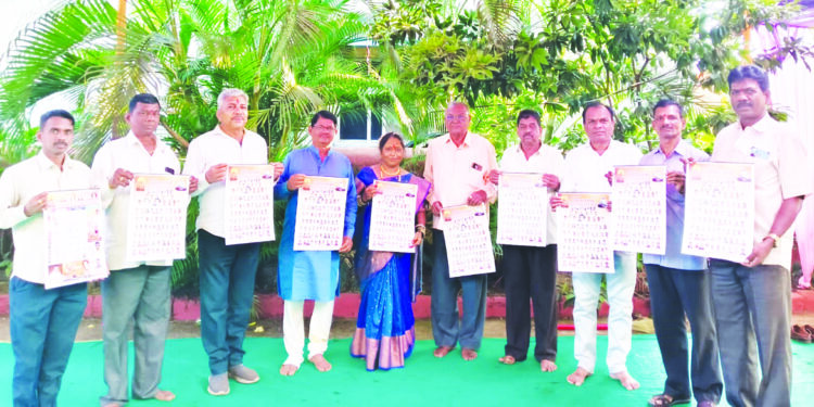 सुतारवाडीत दिनदर्शिकेचे प्रकाशन