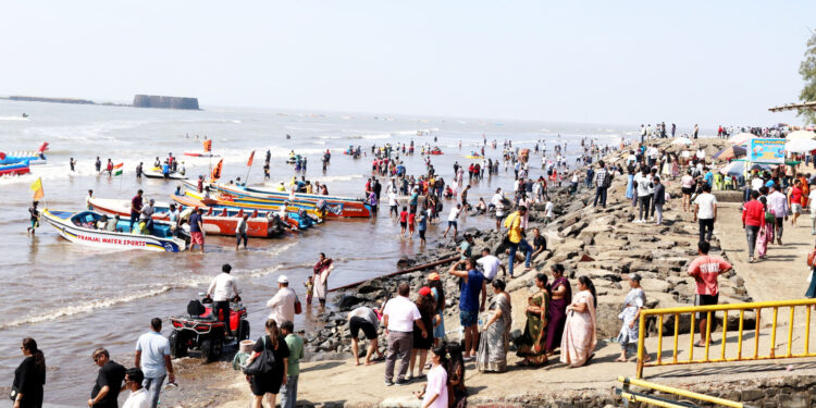 अलिबाग समुद्रकिनारा पर्यटकांनी बहरला