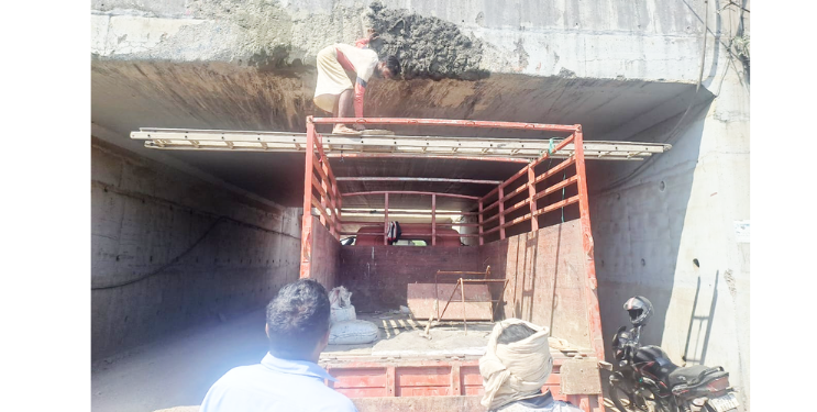 धुतूमचा रस्ता बनला ‌‘मृत्यूचा सापळा’