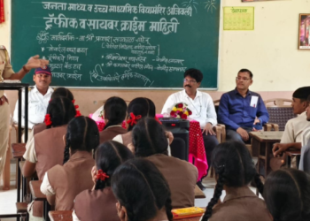 वाहतूक नियमांबाबत विद्यार्थ्यांना मार्गदर्शन
