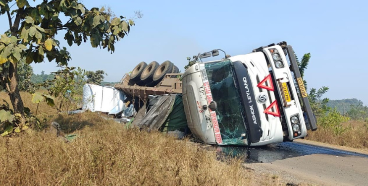 कोलाड-भिरा मार्गावर ट्रेलर पलटी