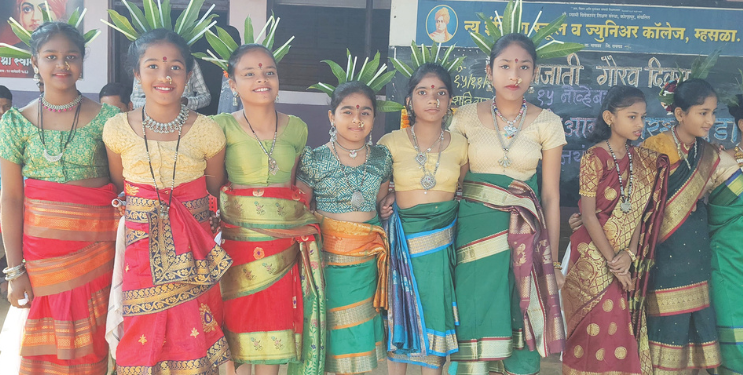 बिरसा मुंडा यांना अभिवादन