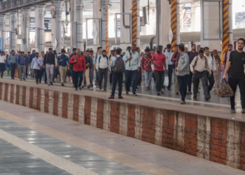 सुरक्षेसाठी स्थानक परिसरात सुविधा वाढवण्याची मागणी