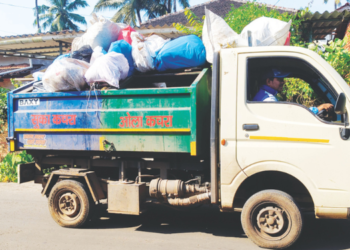 नगरपरिषदेच्या घंटागाड्यांवर व्यापाऱ्यांचा भार