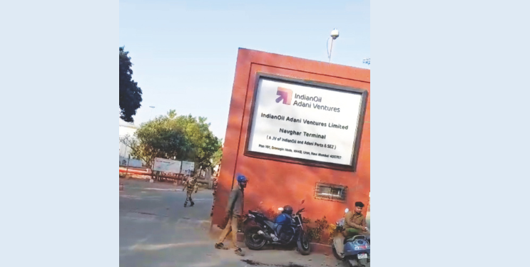 पागोटे गावाजवळ पेट्रोल लाईन फुटली