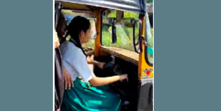 शाळकरी मुलीच्या हातात रिक्षाचे स्टेअरिंग