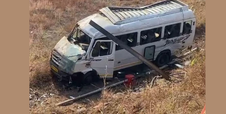मुंबई–गोवा महामार्गावर बसचा भीषण अपघात; 22 प्रवासी गंभीर जखमी