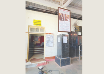 रेल्वे स्थानकात पीरभॉय यांचा फोटो