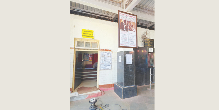 रेल्वे स्थानकात पीरभॉय यांचा फोटो