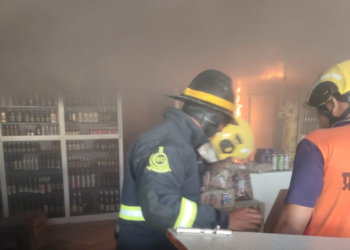 सुकापुर येथे वाईन शॉपला आग 