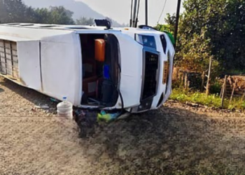 शालेय सहलीसाठी किल्ले रायगडकडे जाणारी बस पलटी