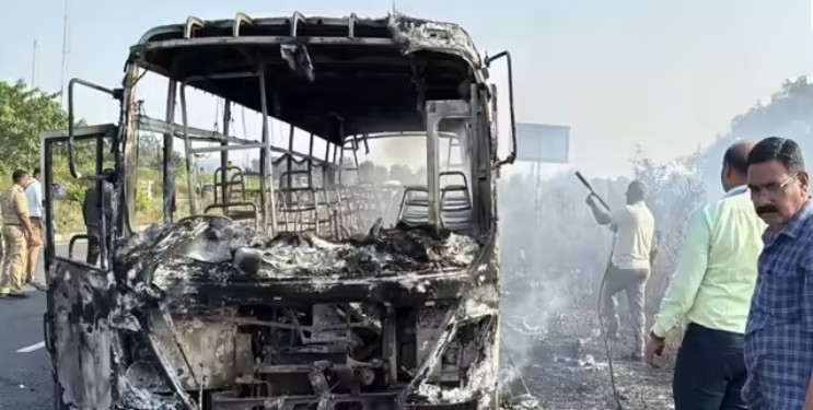 धावत्या बसला अचानक आग
