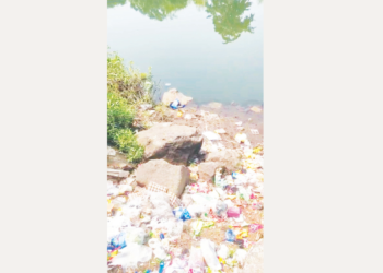 अंबा नदीच्या पात्रात कचऱ्याचे साम्राज्य