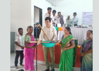 आदिवासींना शेती अवजारे वाटप