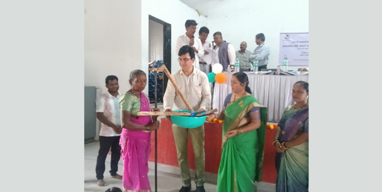 आदिवासींना शेती अवजारे वाटप