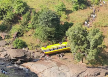 नंदुरबारमध्ये शाळेची बस दरीत कोसळली; एका विद्यार्थ्यांचा मृत्यू