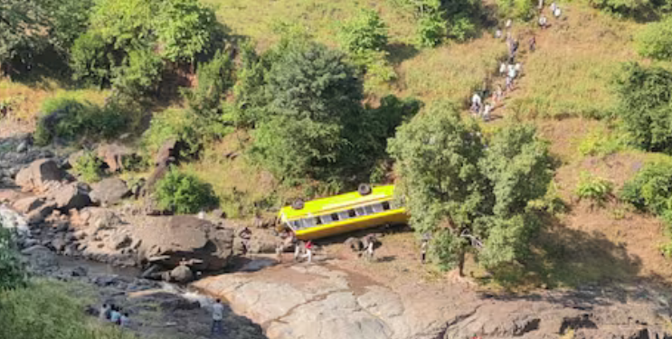  नंदुरबारमध्ये शाळेची बस दरीत कोसळली; एका विद्यार्थ्यांचा मृत्यू