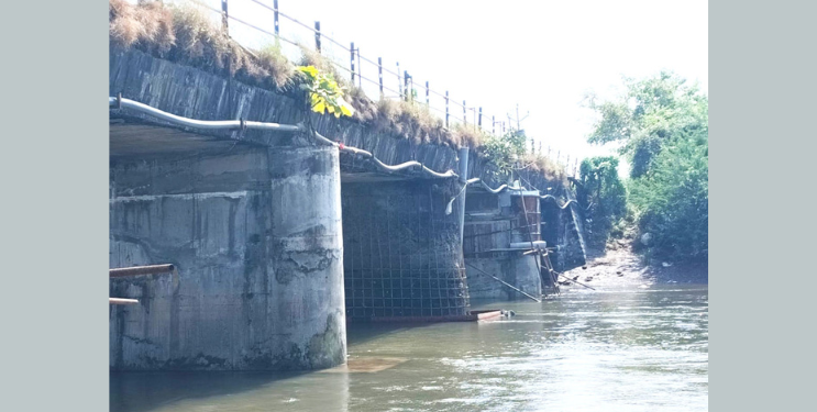 पाल्हे पुलावरुन अवजड वाहतूक सुरूच