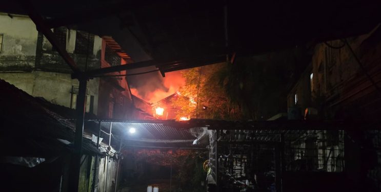 अलिबागमध्ये घराला आग