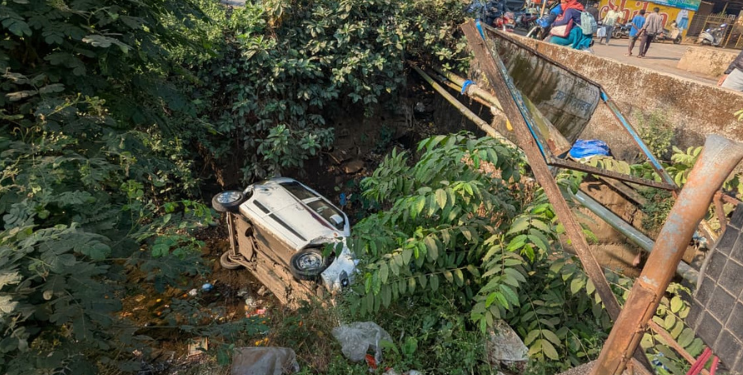 वाहनाच्या धडकेत वॅगनर कोसळली कालव्यात