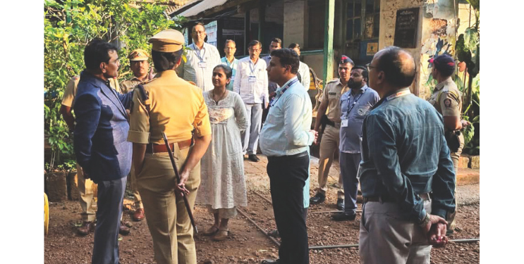 नगरपरिषदेच्या पार्श्वभूमीवर जिल्हाधिकाऱ्यांची पाहणी