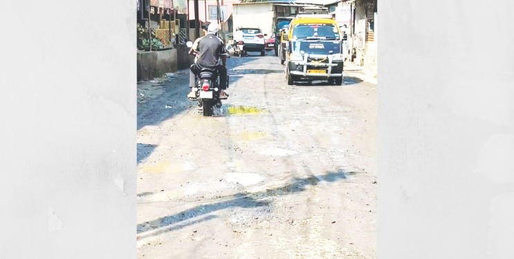 बल्लाळेश्वर देवस्थानाकडील रस्त्याची चाळण